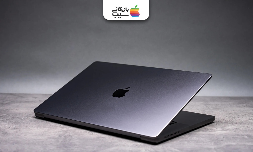 نمای پشتی مک‌بوک پرو خاکستری فضایی (Space Gray) که کمی باز است و لوگوی اپل را نشان می‌دهد