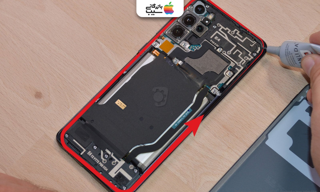تصویری از یک گوشی سامسونگ S20 Plus در حال تعویض باتری