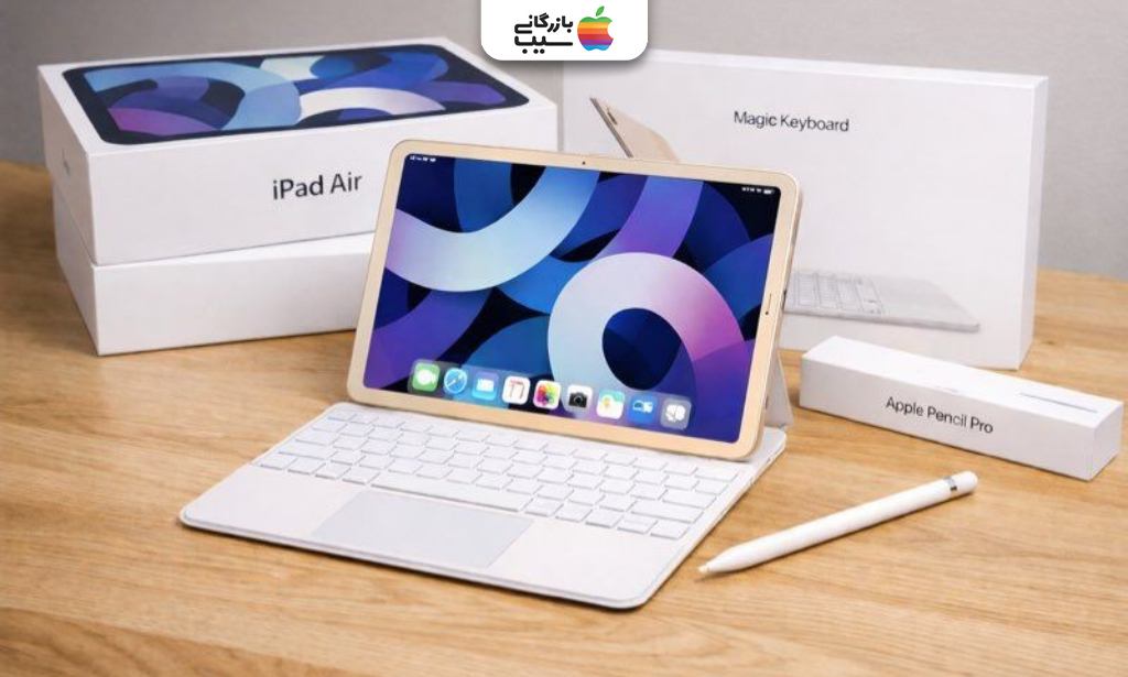 آیپد ایر همراه با Magic Keyboard و Apple Pencil Pro روی میز در کنار جعبه‌های لوازم جانبی اپل