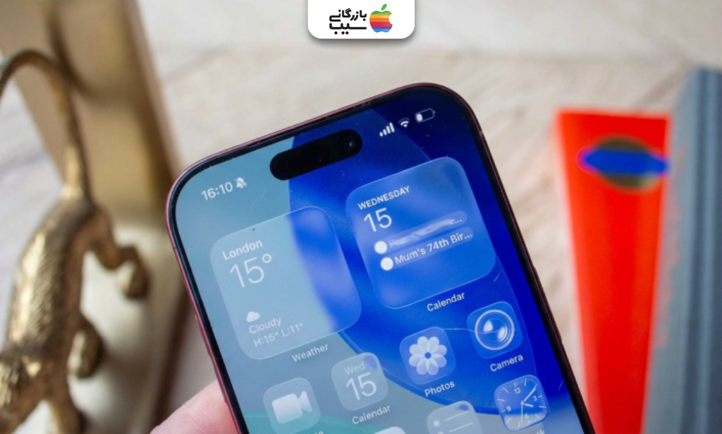نمای نزدیک از صفحه نمایش، داینامیک آیلند و رابط کاربری iOS در آیفون ۱۸ پرو مکس