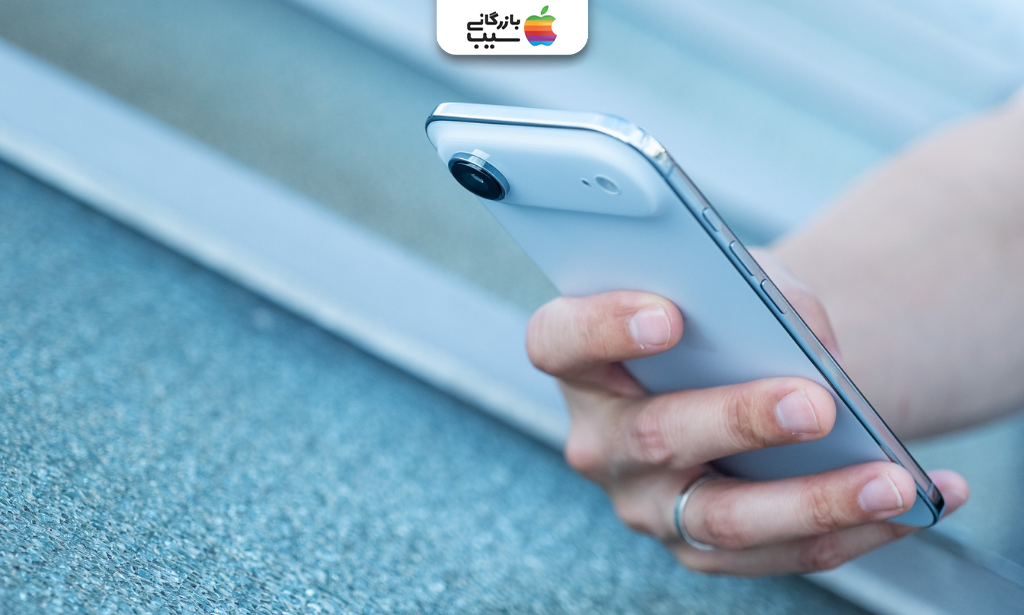 آیفون ایر سفید در دست کاربر با بدنه باریک، لبه تخت و ماژول دوربین تکی