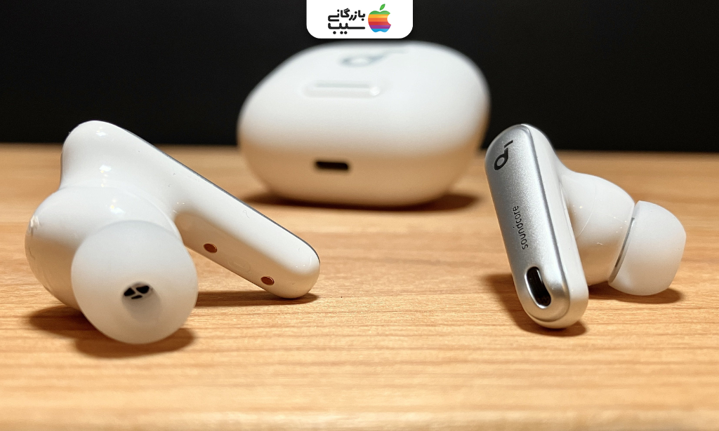 مقایسه طراحی ایرپاد پرو سفید با هندزفری بلوتوثی ساندکور نقره‌ای و کیس شارژ
