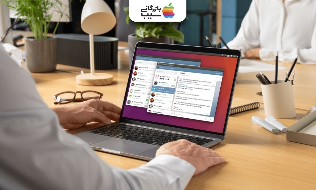 استفاده از نرم‌افزار تلگرام دسکتاپ روی لپ‌تاپ در محیط کاری برای مشاهده پیام‌ها و مدیریت گفتگوها